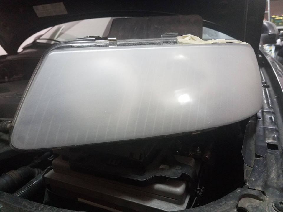 Поліровка фар. Поліуретанова антигравійна плівка LLumar PPF Platinum Gloss 4