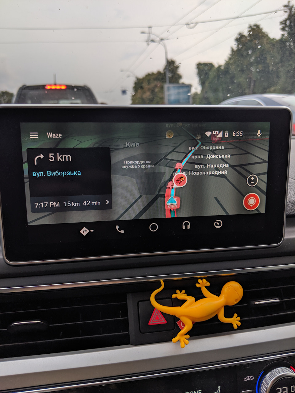Доснащення: камера заднього виду та Audi Smartphone Interface 2