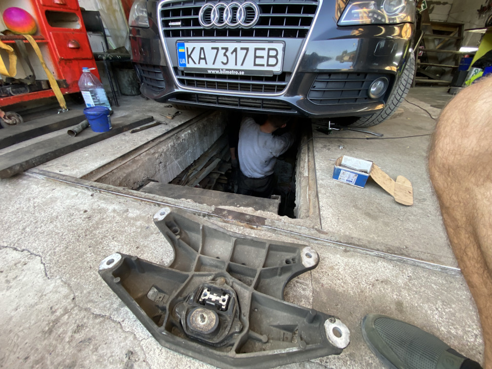 Заміна подушок (опор) мотора та коробки audi a4 b8 механіка 1