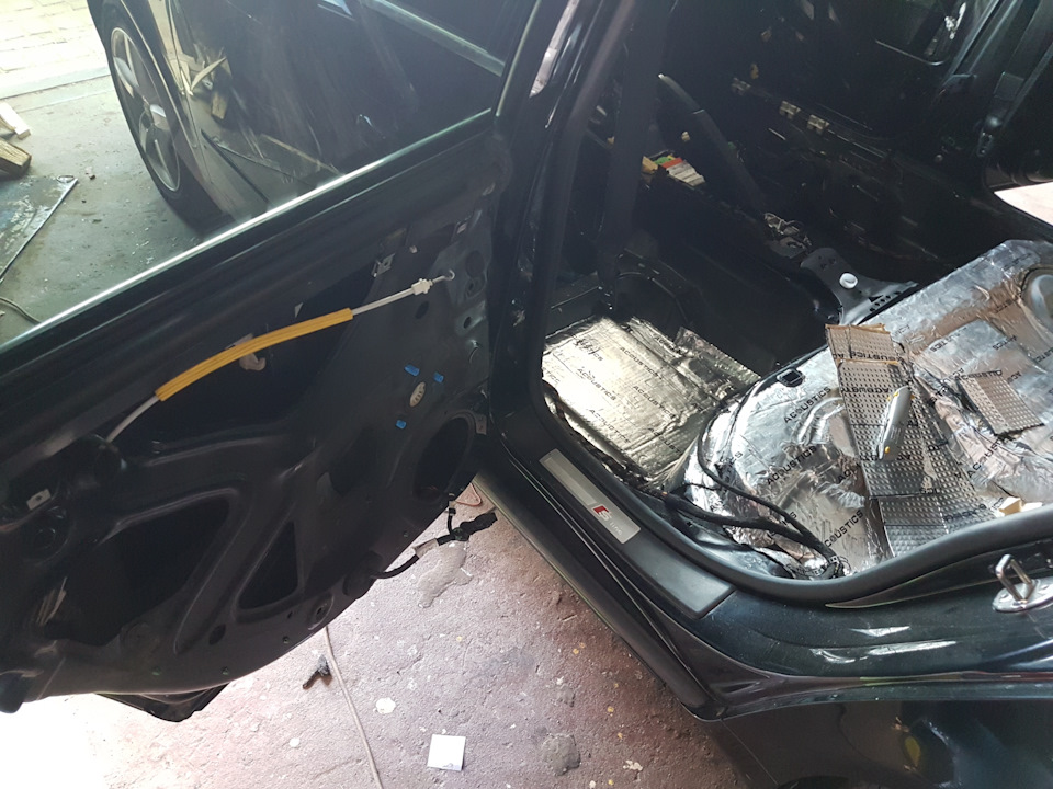Віброізоляція та встановлення автозвуку в A4 B7 4
