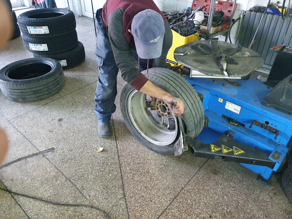 Гума 215/55 R17 A4B6 2