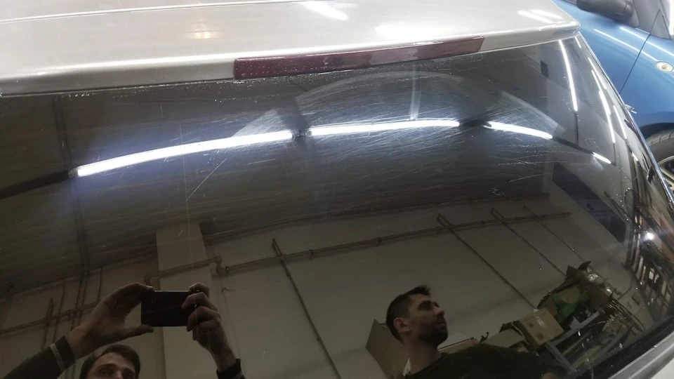 Поліровка дрібних подряпин заднього скла