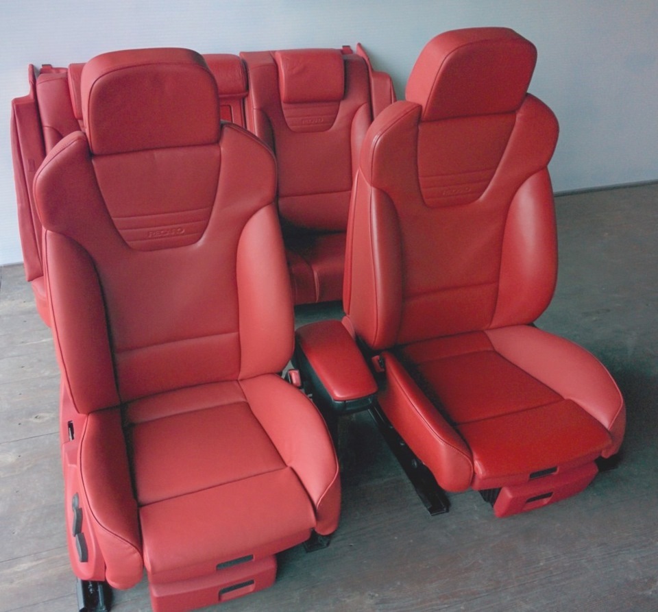 Червоний шкіряний салон Recaro від S4 Avant 1