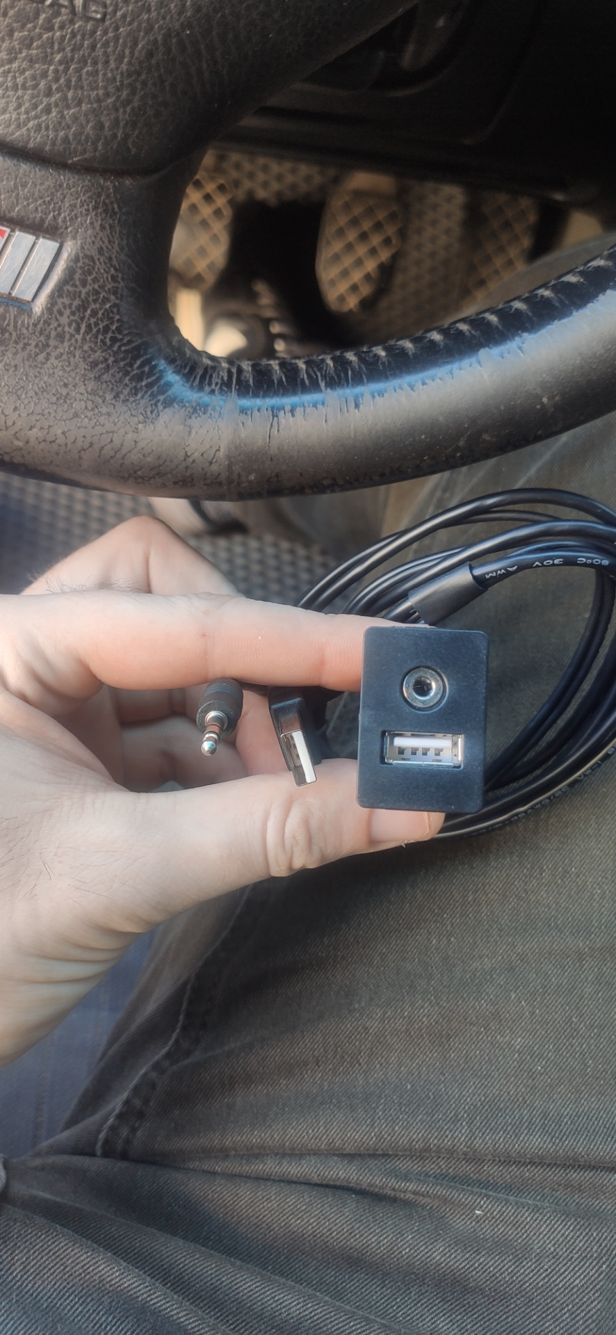 Висновки AUX та USB для магнітофона AUDI Delta CC 2