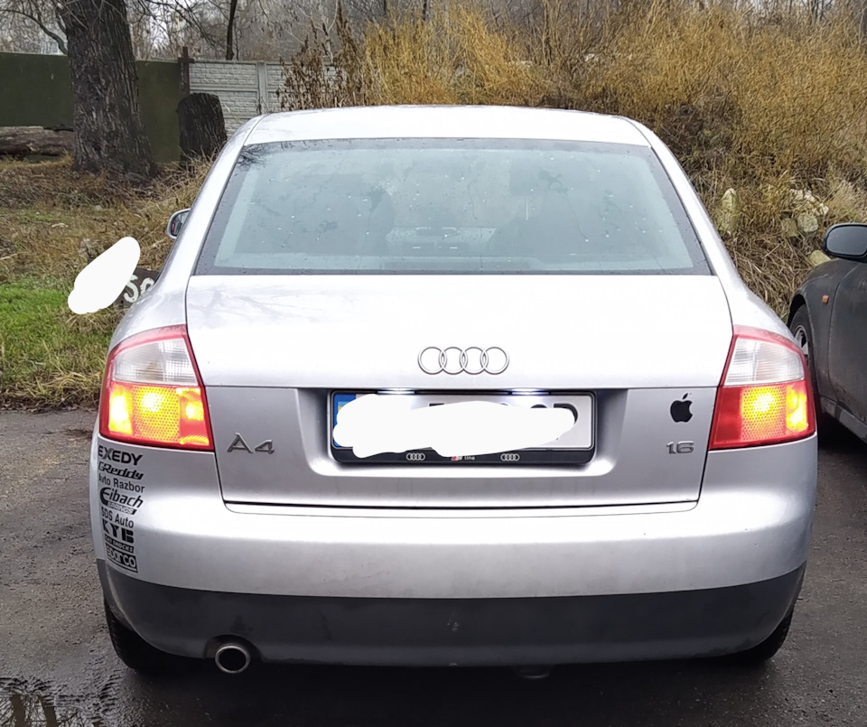 Світиться задня ПТФ постійно 2