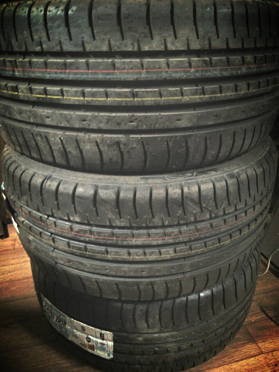 Accelera PHI 235/40/R18 1