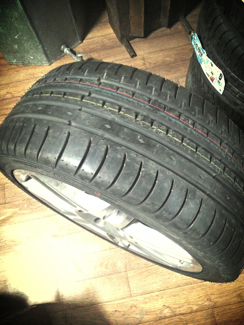 Accelera PHI 235/40/R18 2