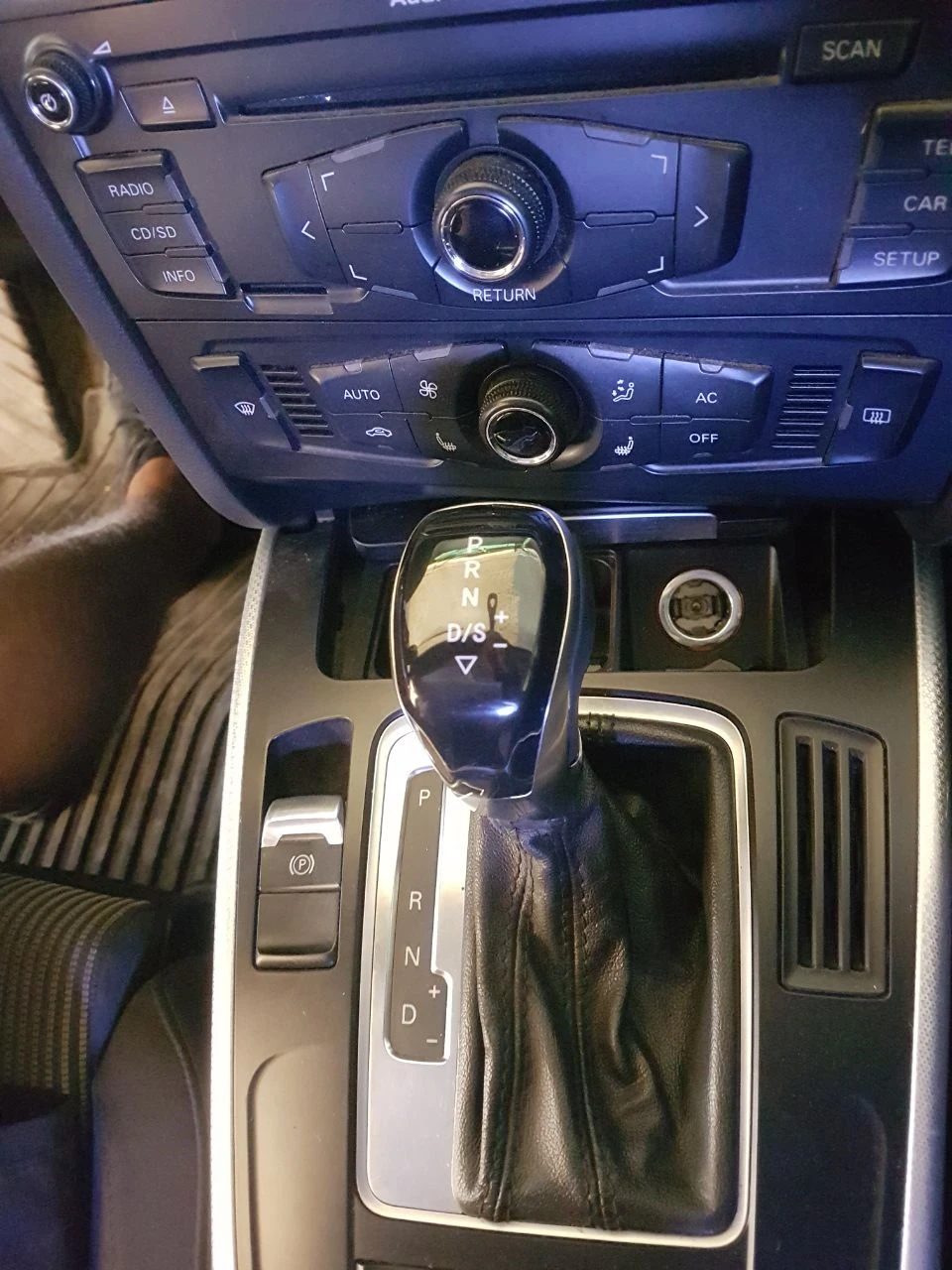 Ручка АКПП від VW в Audi A4 B8