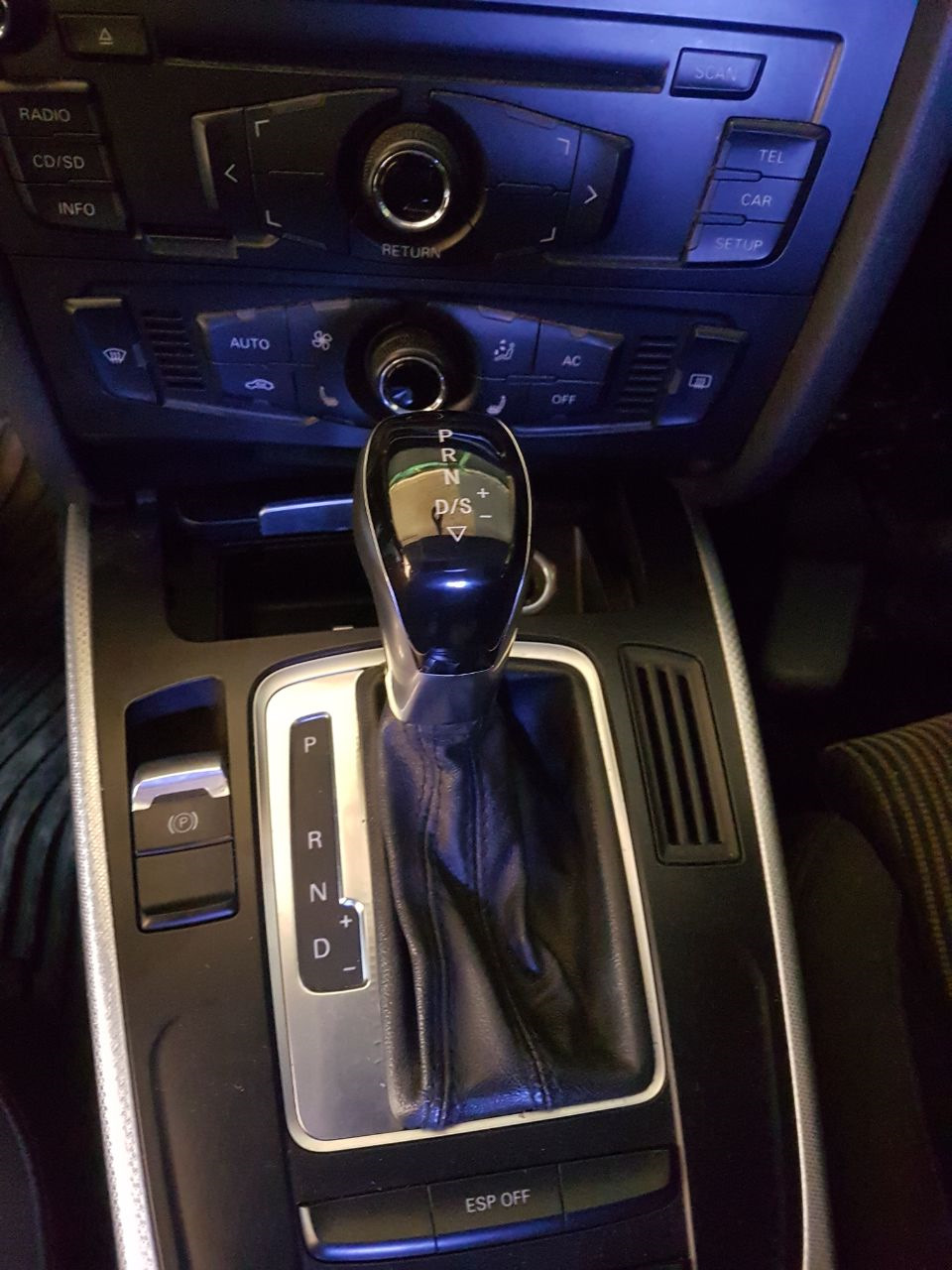Ручка АКПП від VW в Audi A4 B8 2