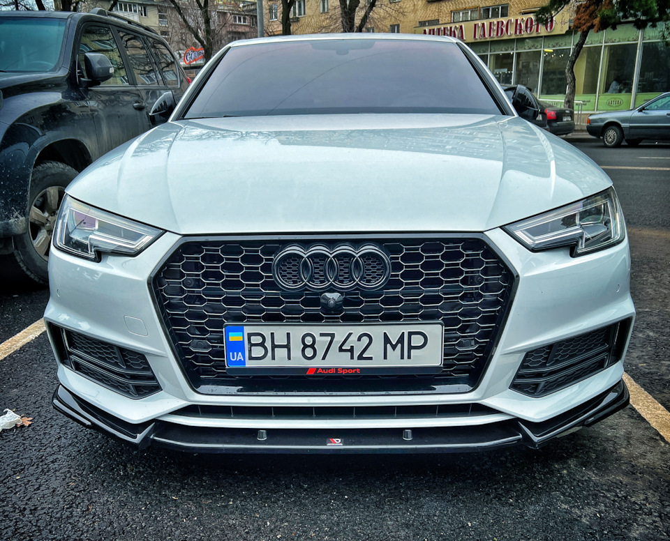 Решітка радіатора RS4 HoneyComb (друга) 2