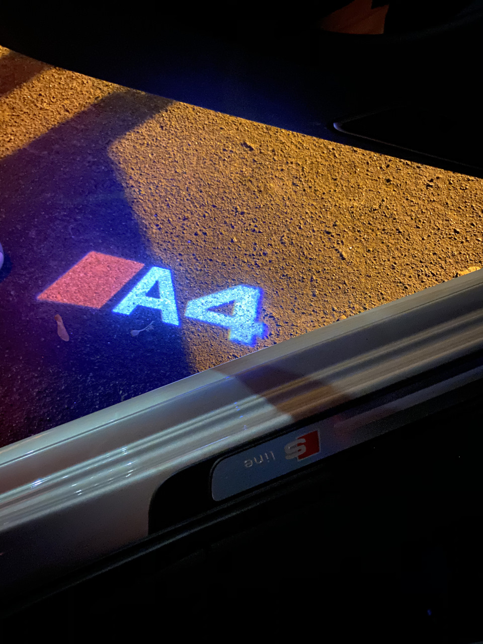 Підсвічування дверей Audi A4 голограма значка 2