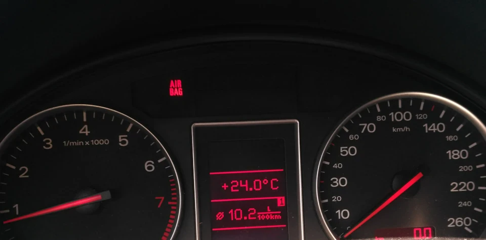 Виправлення помилки бічних подушок безпеки (01217, 01218), і ще один приклад, чому скручування в машині не місце