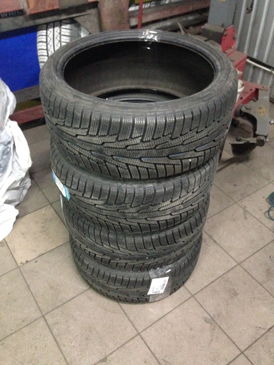 Winter mode: Nokian Hakkapeliitta R 235/35/19 1