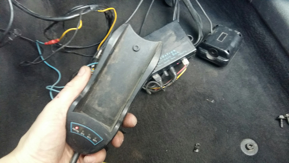 Знайшов Handsfree під бардачком 2