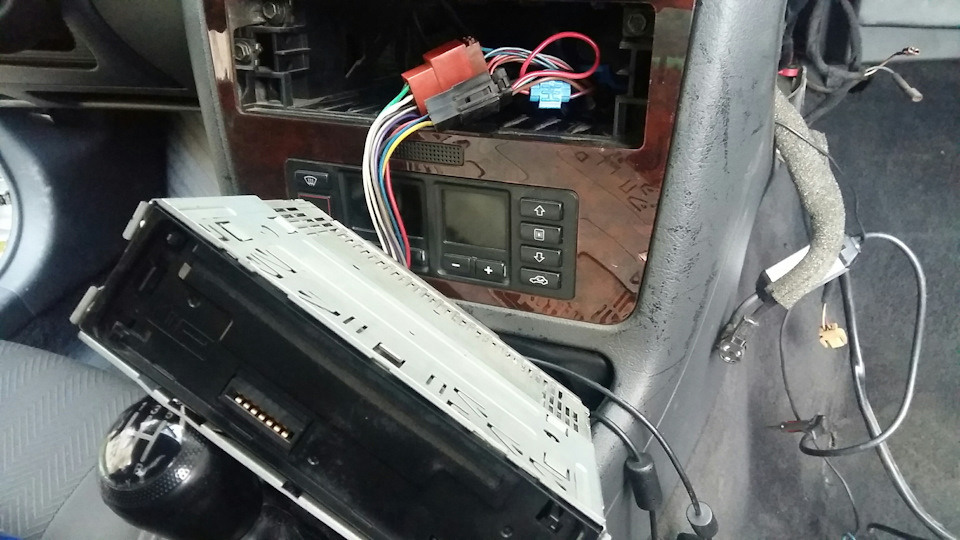 Знайшов Handsfree під бардачком 4