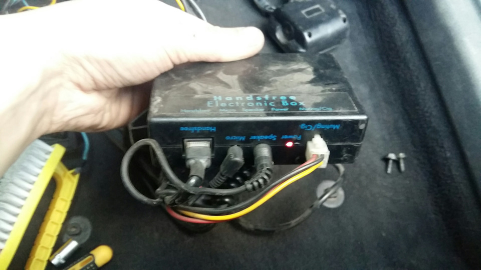 Знайшов Handsfree під бардачком 3