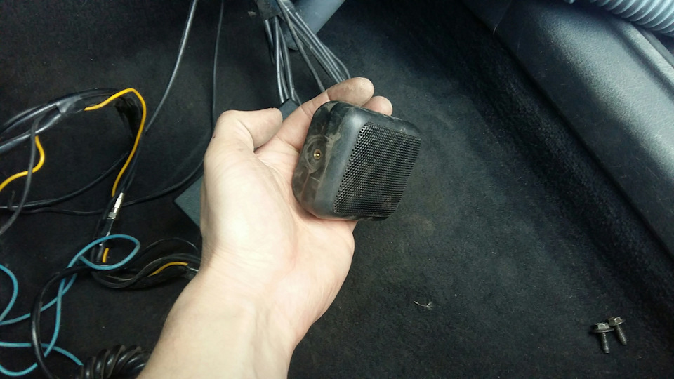 Знайшов Handsfree під бардачком 1