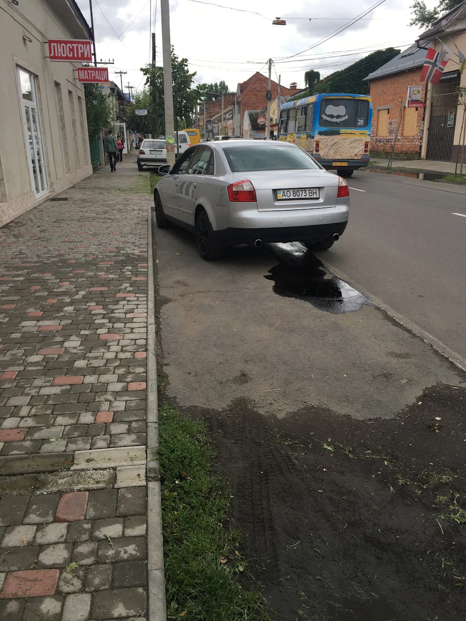 Халатність сервісменів. Калюжа бензину((