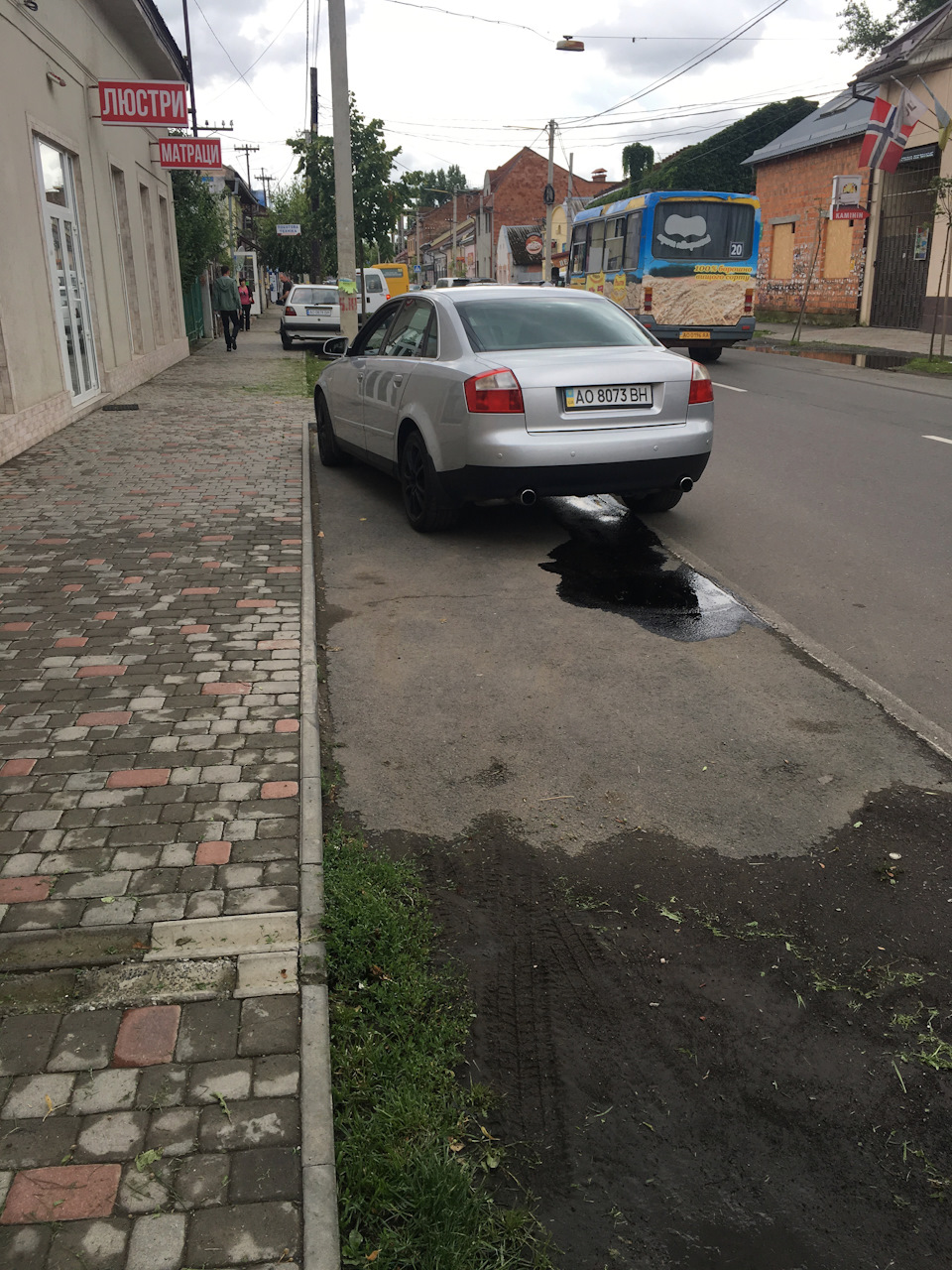 Халатність сервісменів. Калюжа бензину(( 1