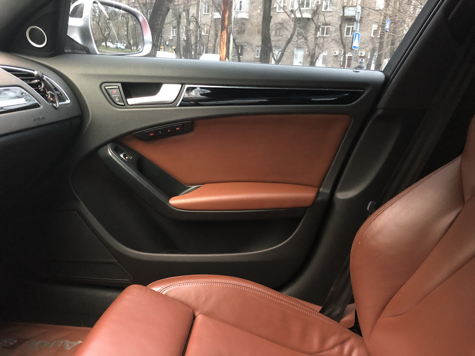 карти дверей під колір салону та дверні ручки з підсвічуванням 1