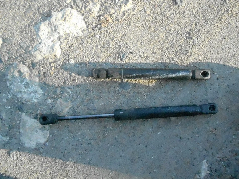заміна амортизаторів багажника