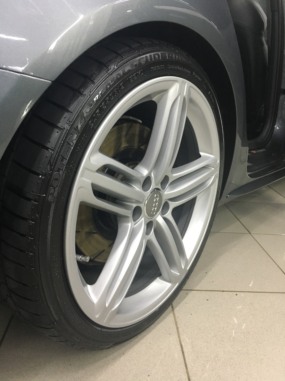 Bridgestone Potenza RE050A Scuderia 245/35 R19 2