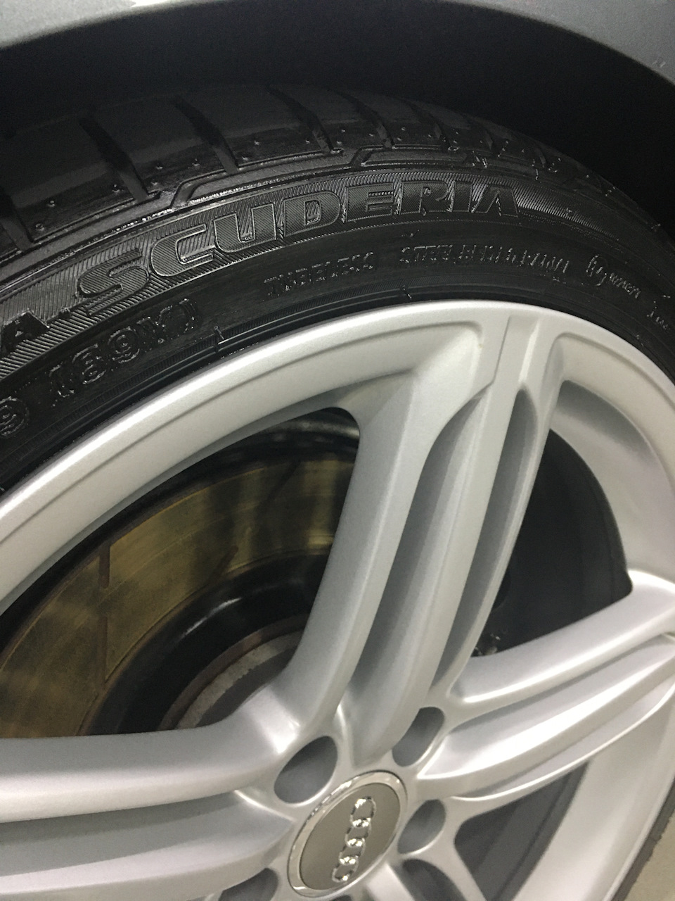 Bridgestone Potenza RE050A Scuderia 245/35 R19 1