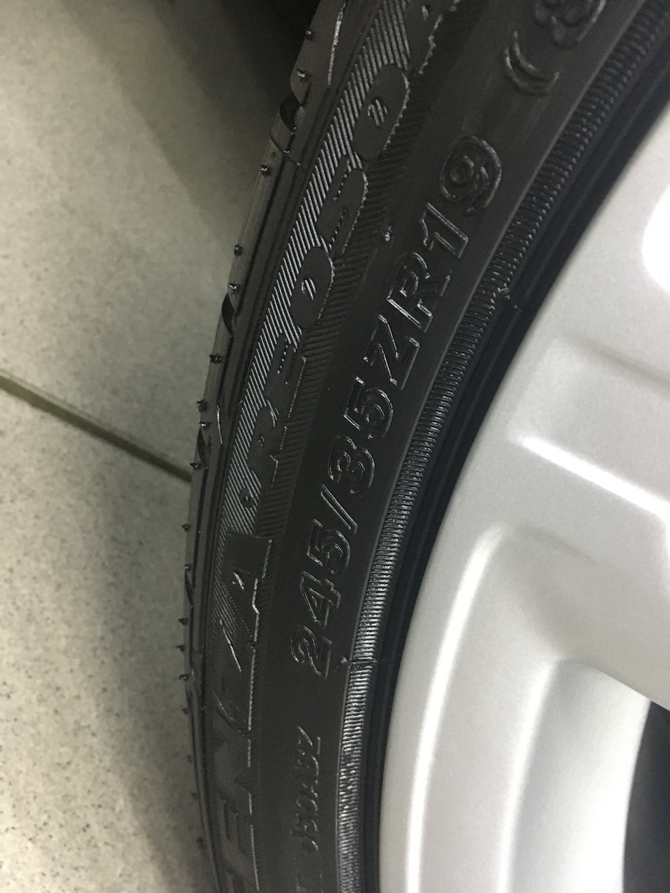 Bridgestone Potenza RE050A Scuderia 245/35 R19 5
