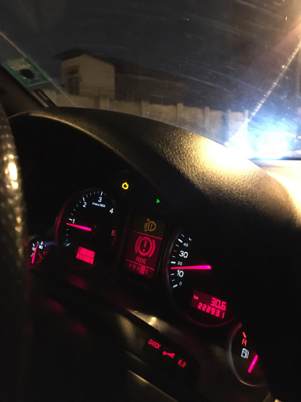 Періодично загоряється індикатор Гальма стоянки 1
