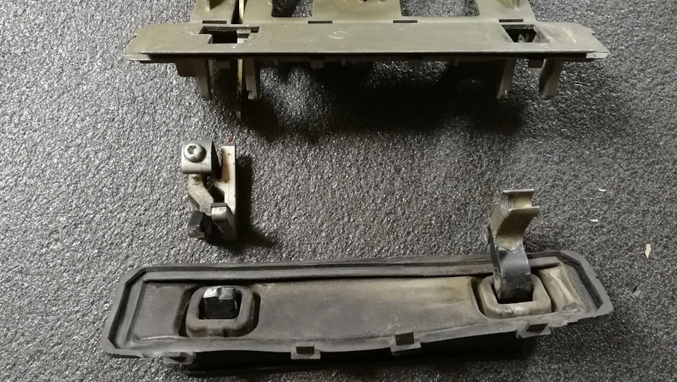 Fixed broken tailgate handle