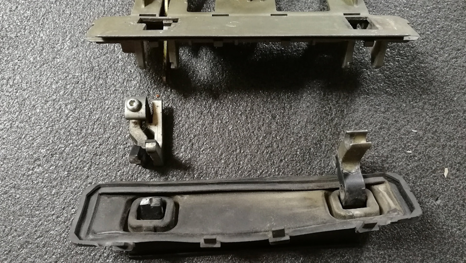 Fixed broken tailgate handle 1
