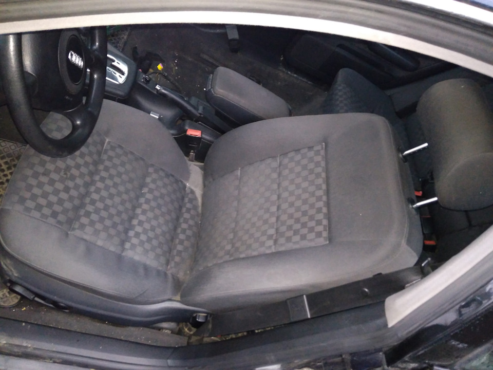 Стираємо салон Audi a6 c5 1