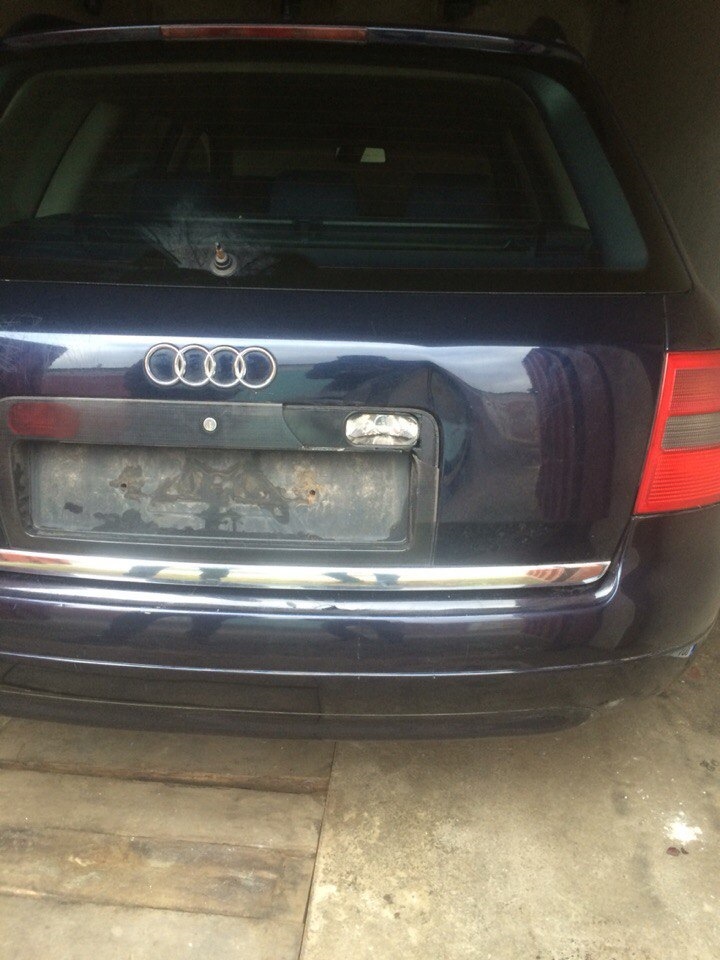 Вирішив викотити Audi вручну з гаража :( 1