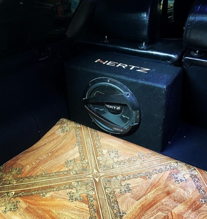 Сабвуфер Audi A6 C5 на Audi C4 5