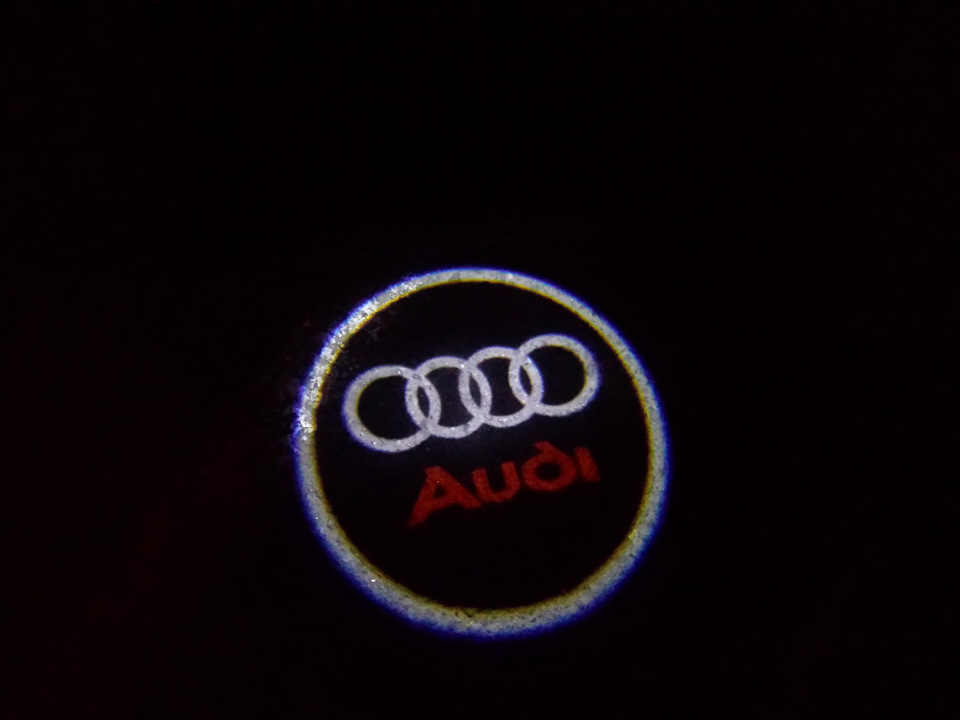 Підсвічування у двері з логотипом AUDI 1