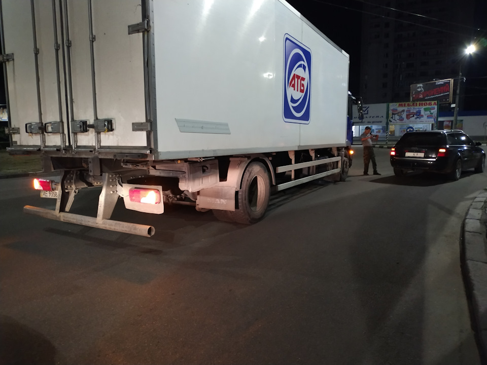 І повести сумніше німця на світі, ніж вантажівка з АТБ, яка повернула з центру на кільці право зам'явши Авдотьївні крило що ззаду, зліва. 2