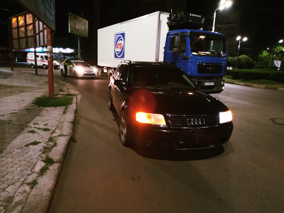 І повести сумніше німця на світі, ніж вантажівка з АТБ, яка повернула з центру на кільці право зам'явши Авдотьївні крило що ззаду, зліва. 4