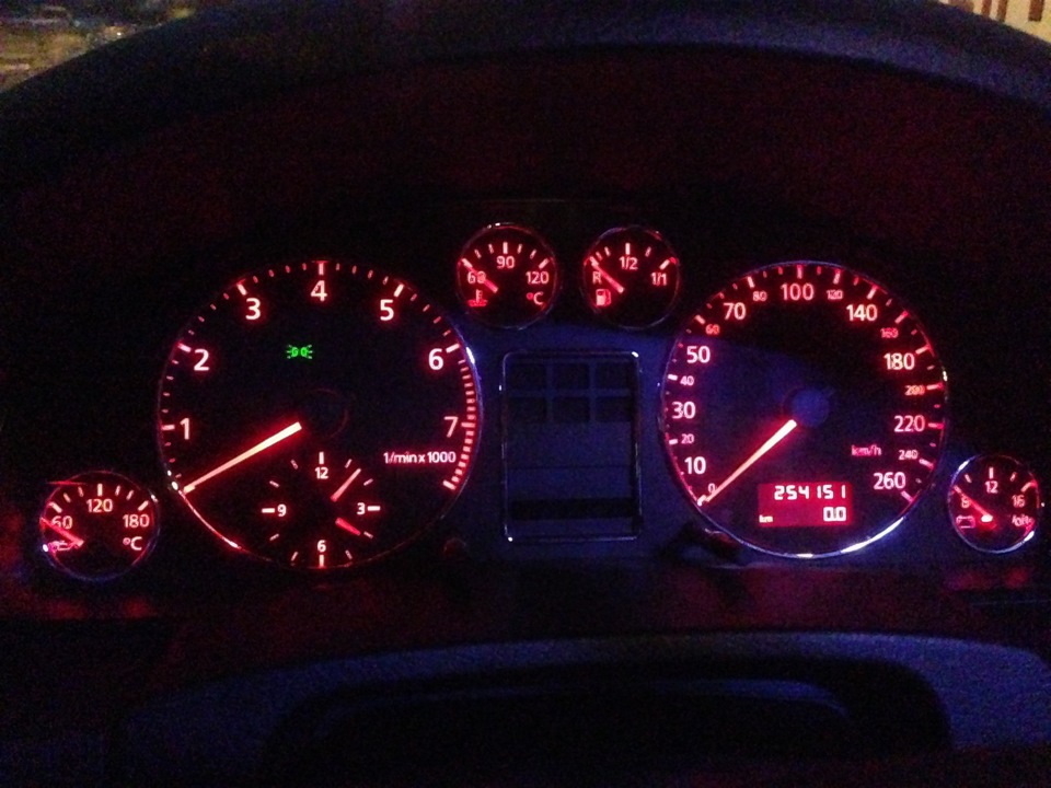встановив кільця в приладку і Led logo Audi 3