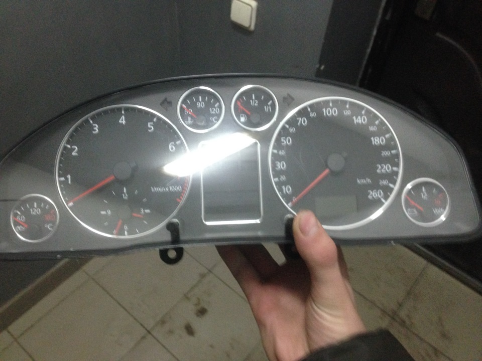 встановив кільця в приладку і Led logo Audi 1