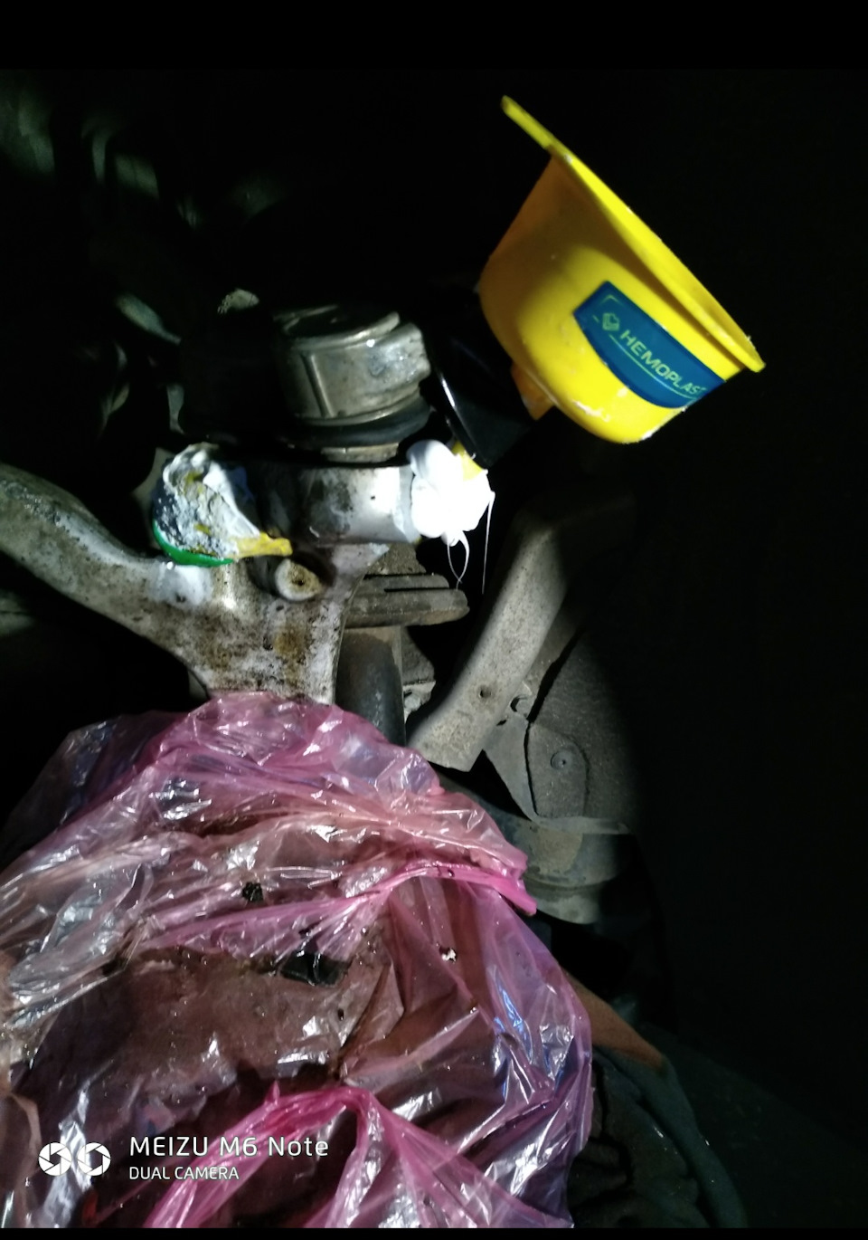 Зламався гартований болт усередині алюмінієвого важеля в процесі заміни ступичного підшибника 1