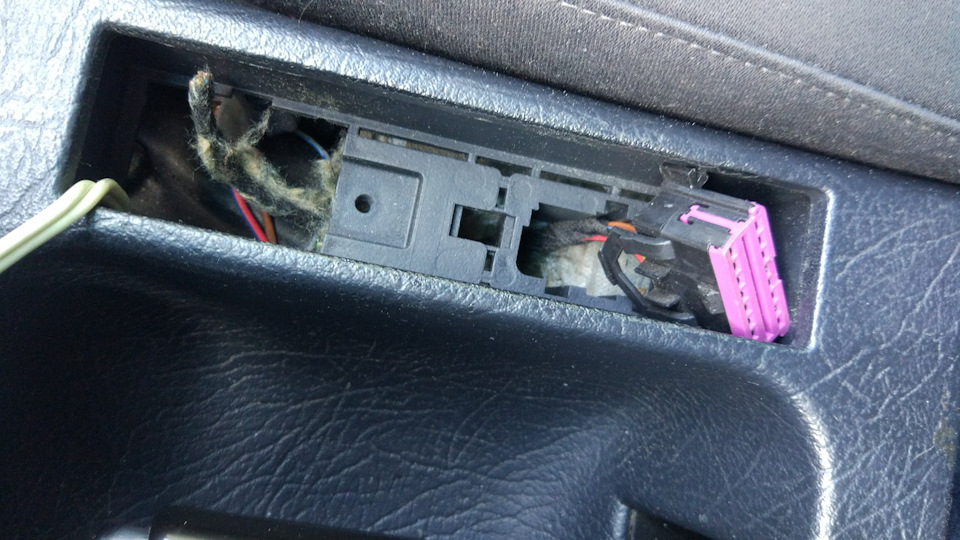 Діагностичний роз'єм OBD 2 у салоні Audi A6 c4 2