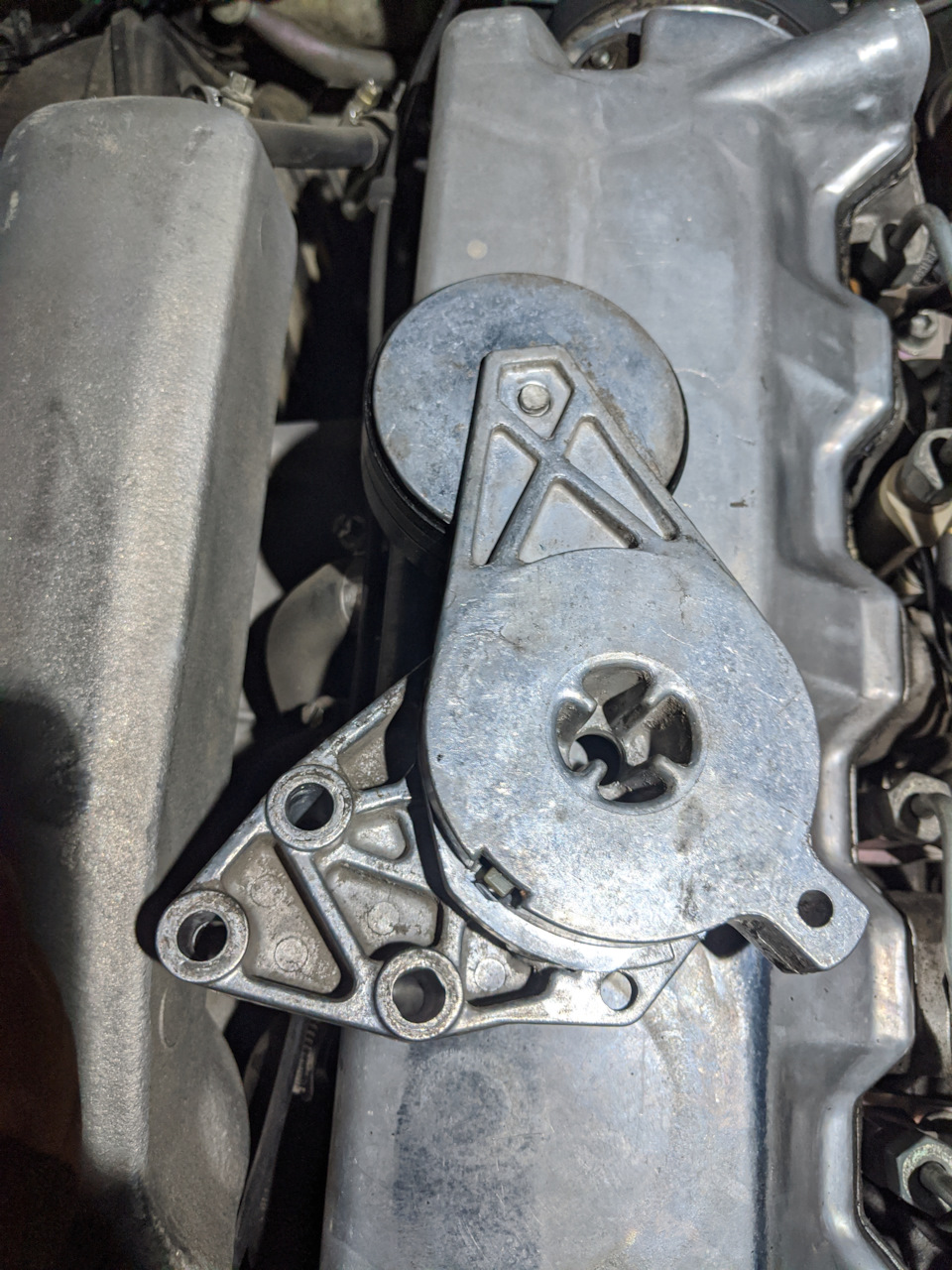 Натягувач ременя без амортизатора від Audi 100 2.5 та нові сайлентблоки (ромашки) важеля 2
