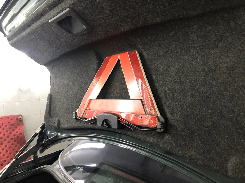 Опція PR 1T3 - Аптечка та знак аварійної зупинки