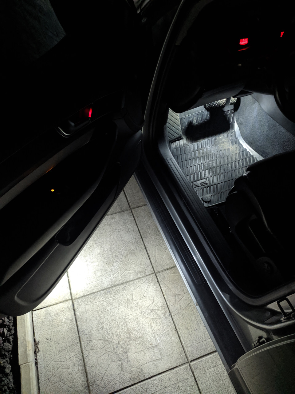 AUDI A6 C6 LED лампи в ДХО габарити та салон. 5
