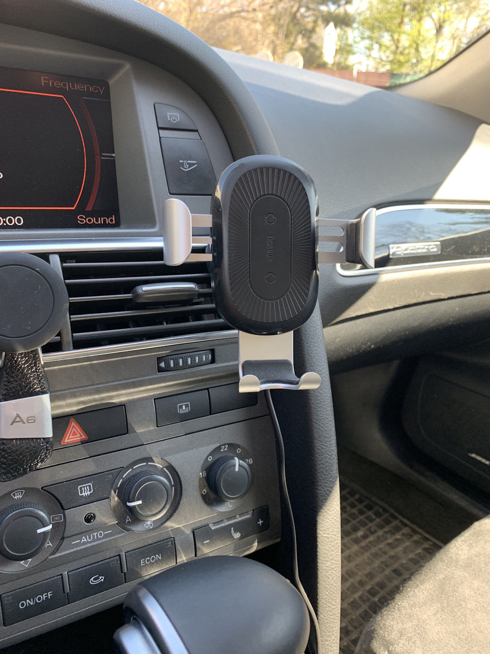 Непонятки з бездротовою зарядкою для телефону або війна з іммобілайзером. 1