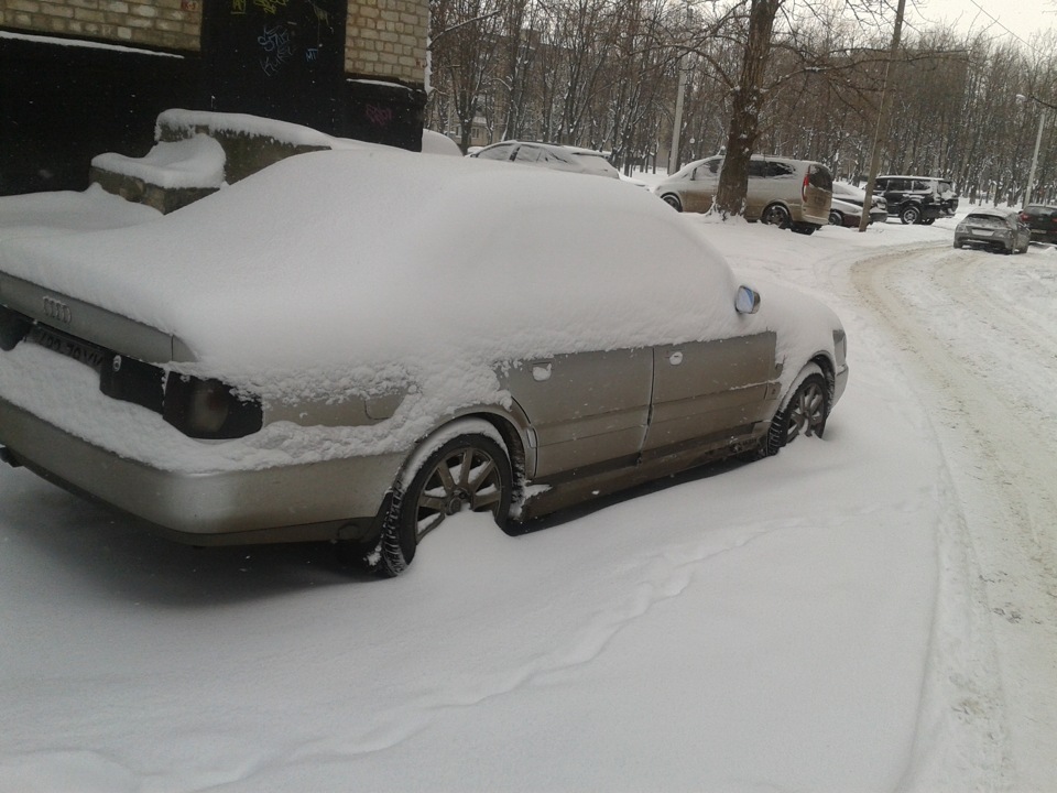 сьогодні вийшов а на місці авто кучугур:) у на сніг йде повним ходом :) 2