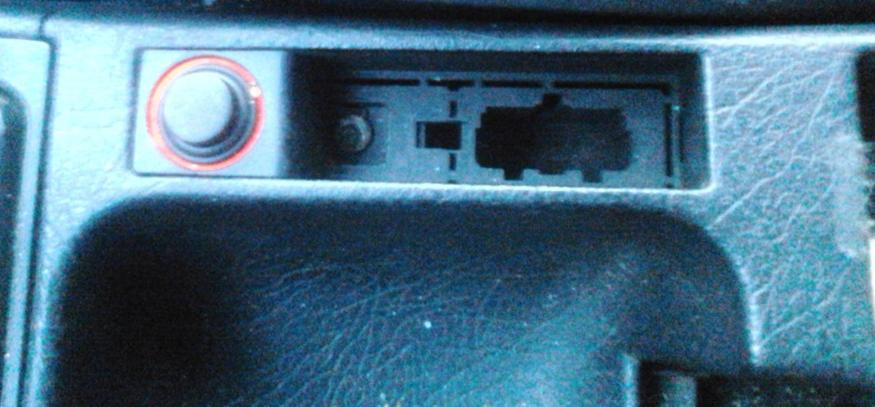Діагностичний роз'єм OBD2 в ауді с4 1