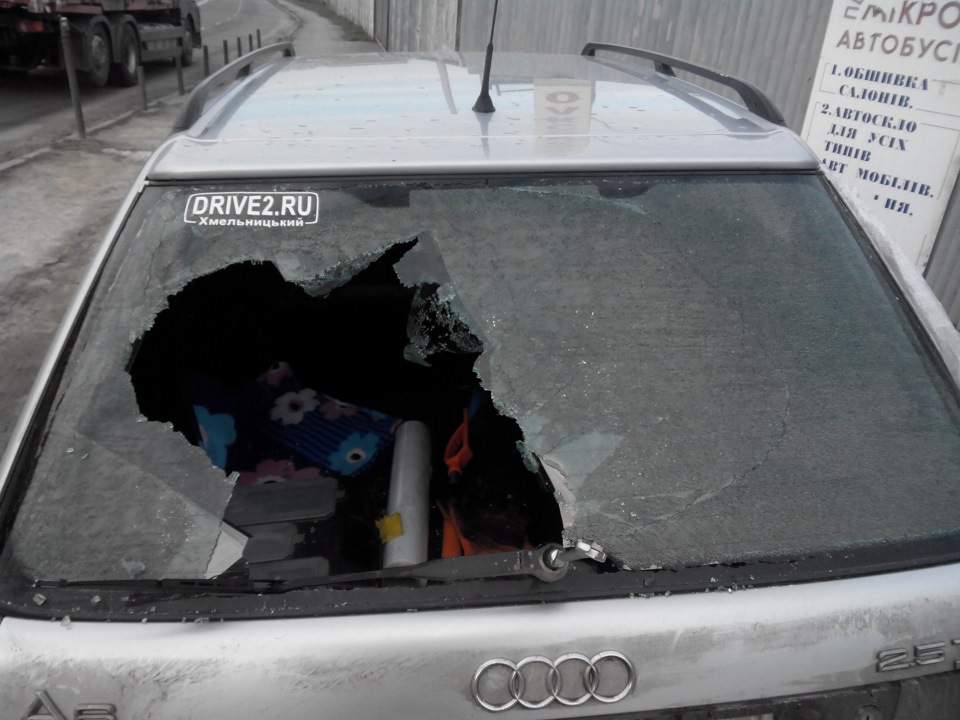 Розбили скло задніх дверей. 1