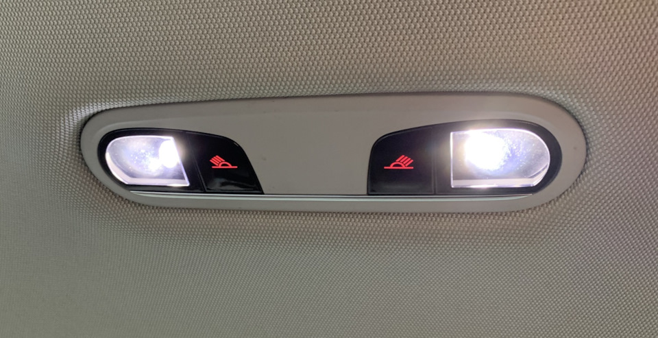 QQ2 Установка Світлодіодних LED Плафонів Салону J528 в Audi A6 C7 3