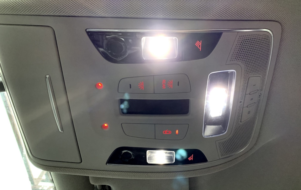 QQ2 Установка Світлодіодних LED Плафонів Салону J528 в Audi A6 C7 2
